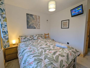 Bright Double Room, Smart TV, 5 Minute Walk from Train Station